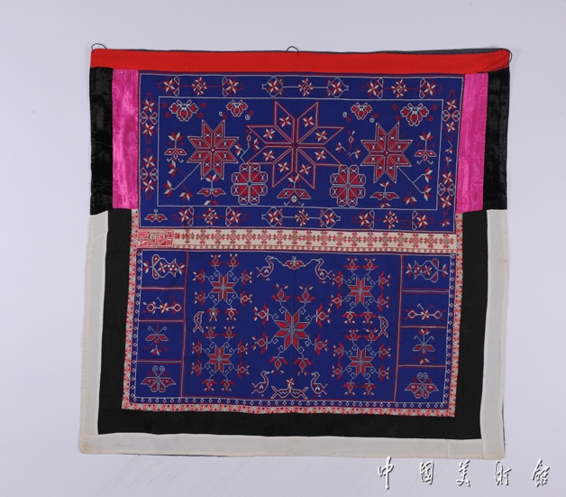 八角花纹挑花背扇