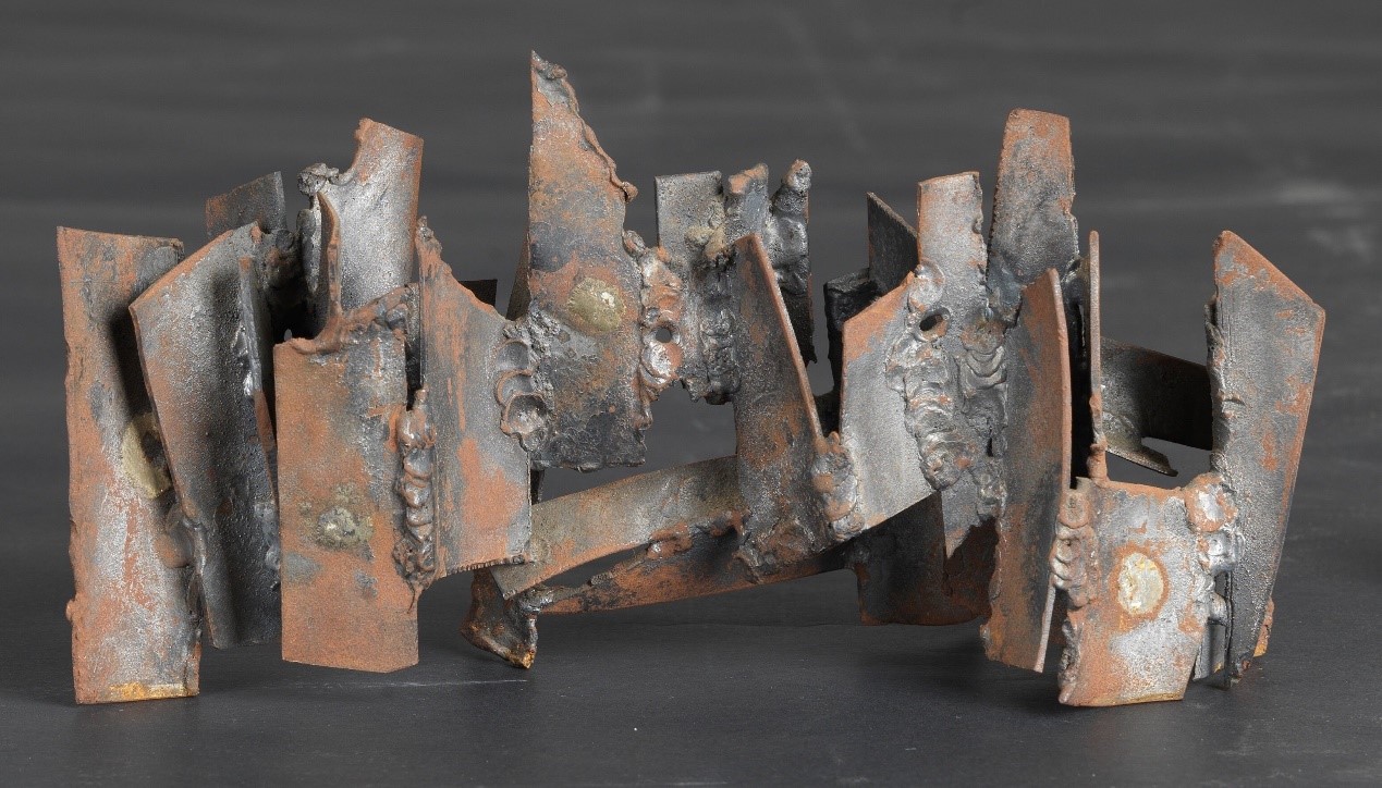 <h2>笔架</h2><p>作者：熊秉明</p><p>创作年代：20世纪50年代末</p><p>规格：6.5cm×20cm×10cm</p><p>品类：雕塑</p>