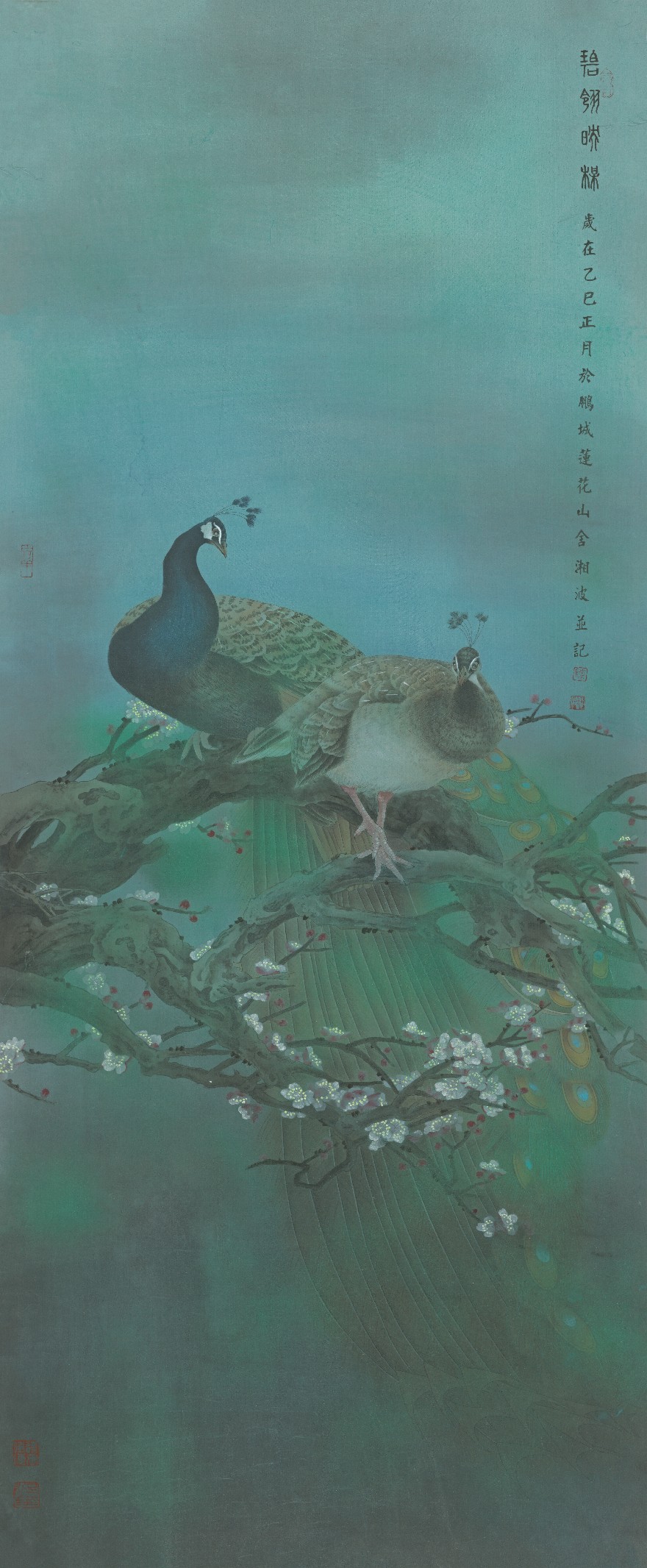 <h2>《碧翎映梅》</h2><p>作者：陈湘波</p><p>创作年代：2025年</p><p>规格：147cm×61cm</p><p>品类：绢本设色</p>